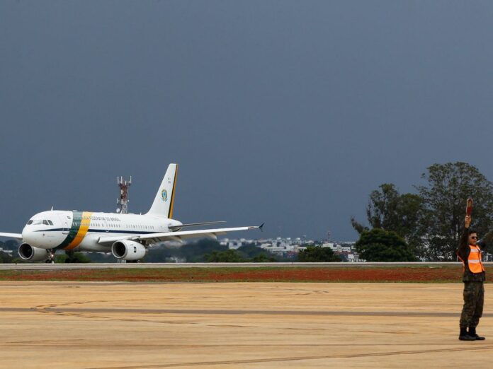 Avião com o Presidente Jair Bolsonaro pousou em Joinville por volta das 11 horas da manhã. Foto: Marcos Corrêa/PR