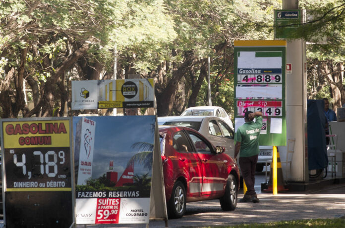 O governo determina estudo para a possibilidade de baixar o valor do combustível
