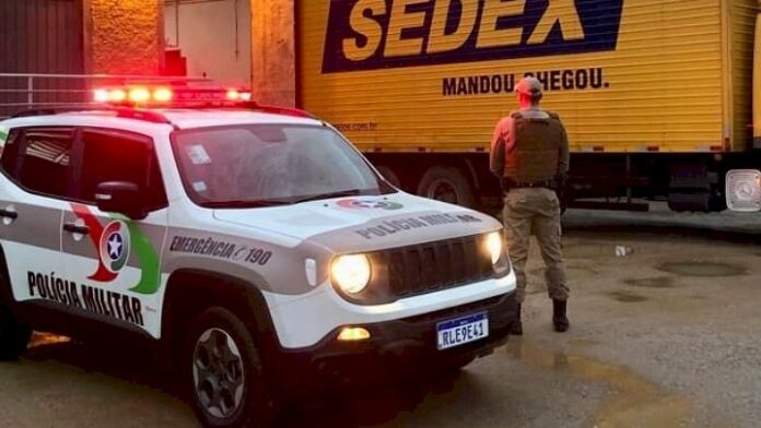 A policia segue fazendo a segurança dos veículos que fazem a entrega das provas do ENEM em toda Santa Catarina
